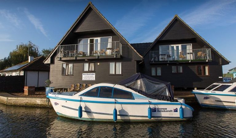 001 barnes brinkcraft day boat hire