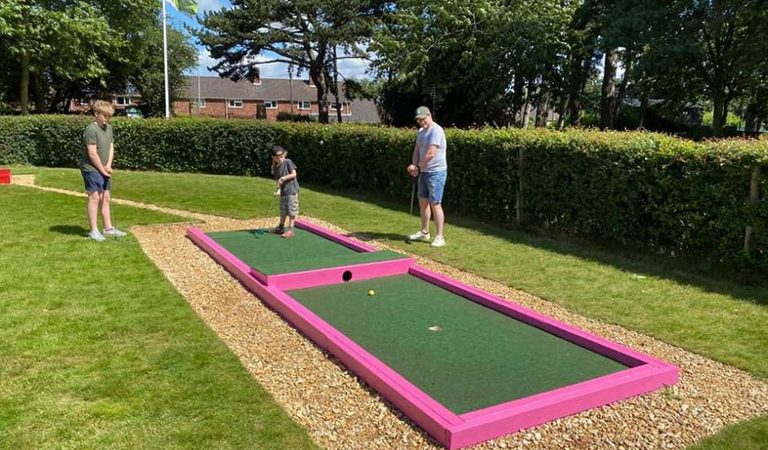 001 eaton park crazy golf and putting