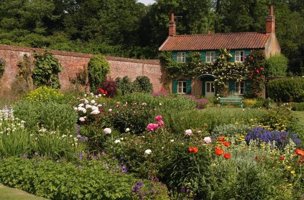 001 hoveton hall gardens