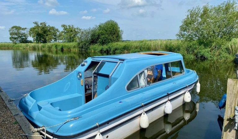 001 martham ferry day boat hire
