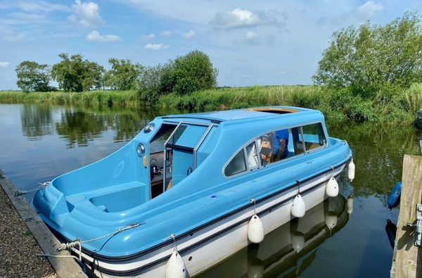 001 martham ferry day boat hire