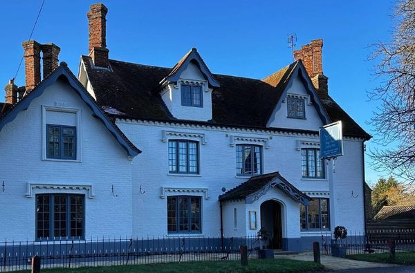 001 the kings head country hotel