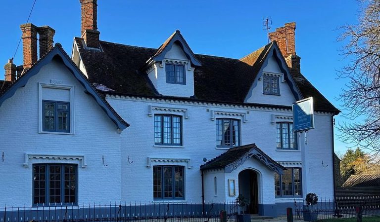 001 the kings head country hotel