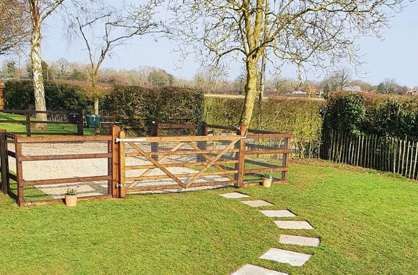 007 briars hut spooner row