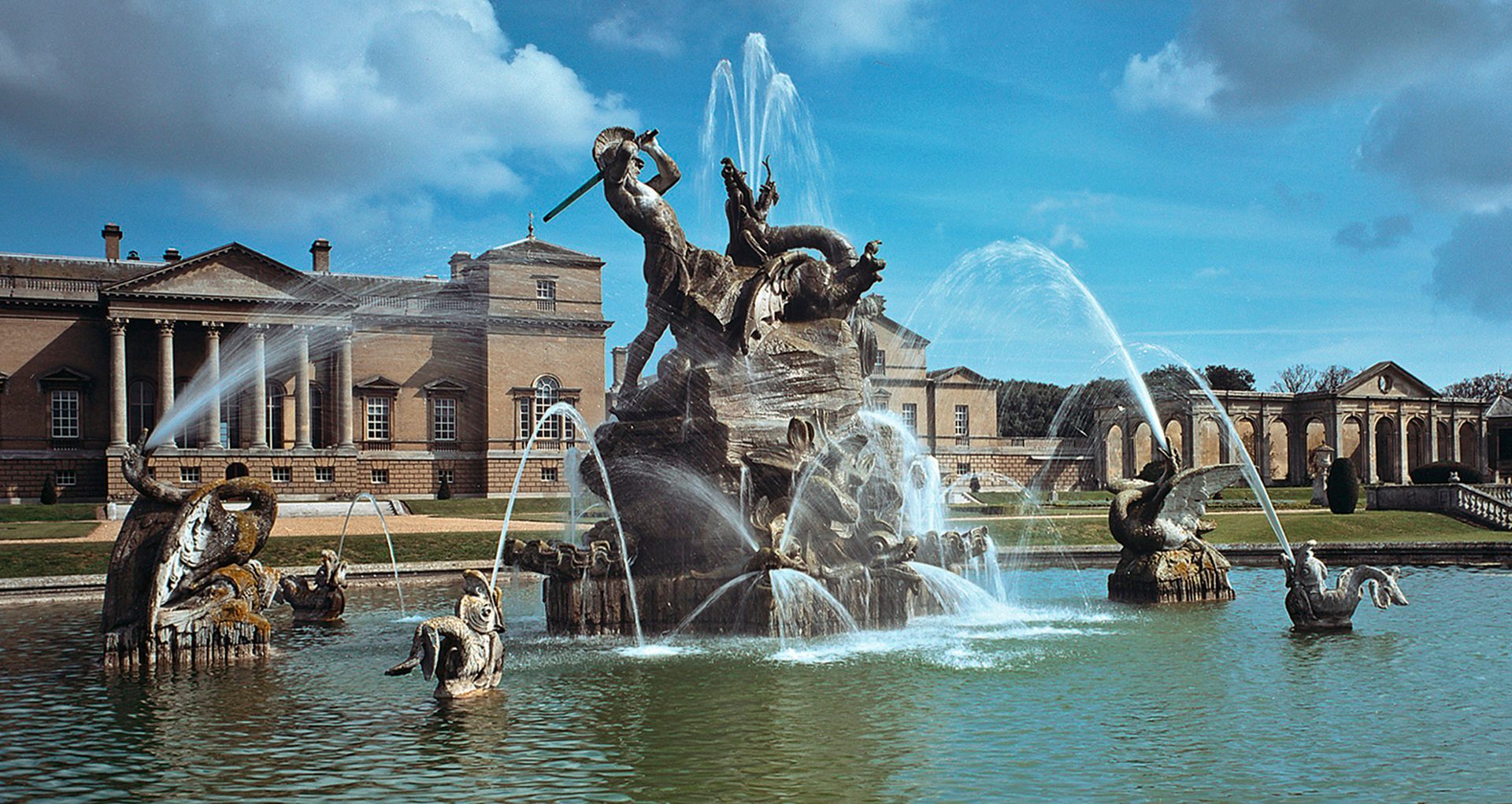 1920 900 Holkham Estate fountain 2