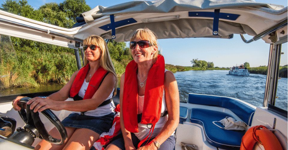 960 640 Broads cruiser couple 2